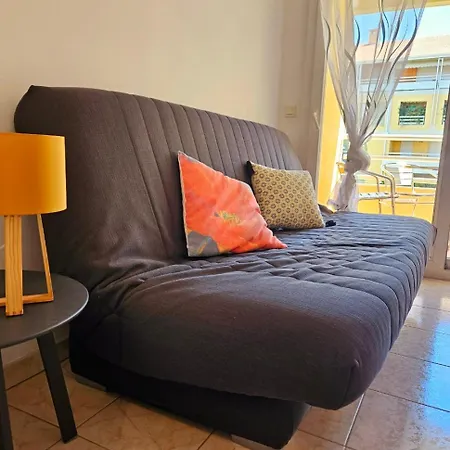 Apartment Lumineux En Plein Centre-ville, Avec Terrasse Privee Sur Cour, Situe Place Du Pin *