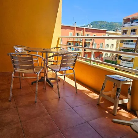 Apartment Lumineux En Plein Centre-ville, Avec Terrasse Privee Sur Cour, Situe Place Du Pin