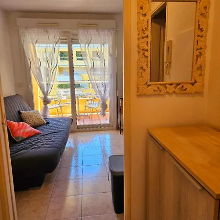 Lumineux En Plein Centre-ville, Avec Terrasse Privée Sur Cour, Situé Place Du Pin *
