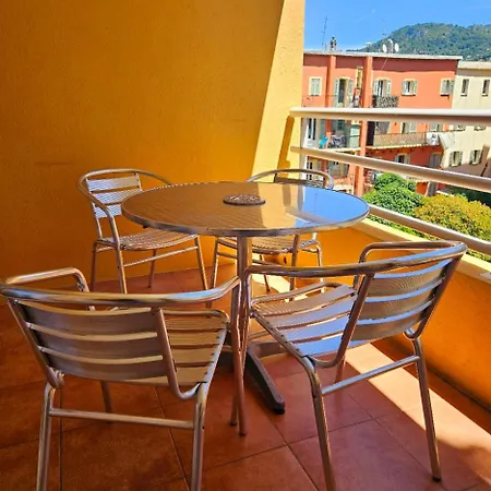 Appartement Lumineux En Plein Centre-ville, Avec Terrasse Privée Sur Cour, Situé Place Du Pin Nice