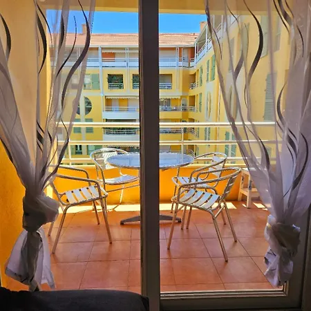 Appartement Lumineux En Plein Centre-ville, Avec Terrasse Privée Sur Cour, Situé Place Du Pin *